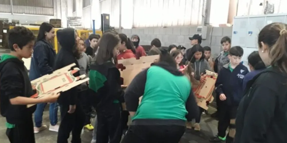 Alunos puderam confeccionar suas próprias caixas de morango no local