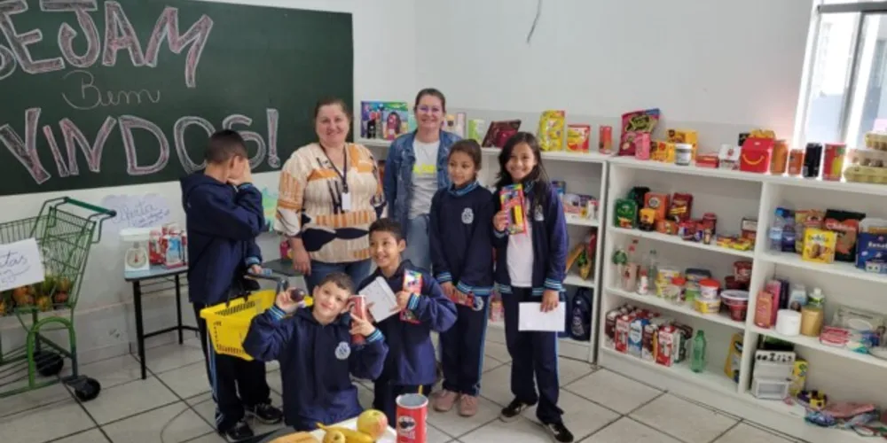 Várias situações do cotidiano, como calcular as compras e conferir o troco foram aplicados