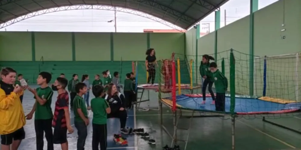 Cama elástica, brincadeiras e quitutes marcaram as comemorações dos alunos