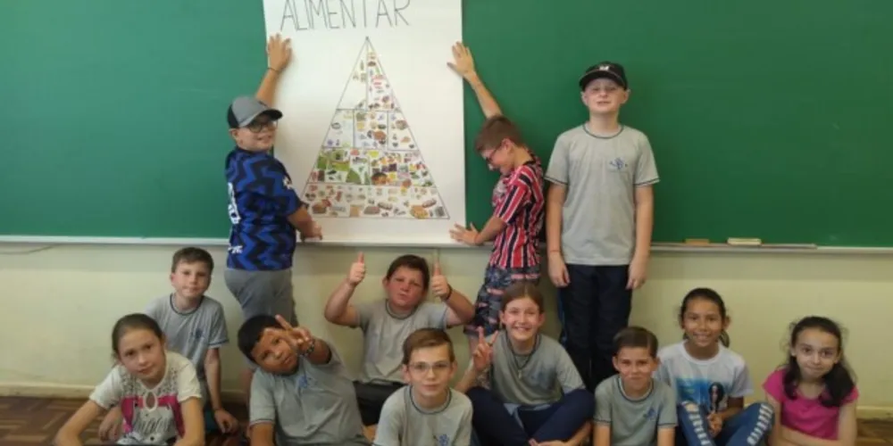 Diversas atividades compuseram a aula, como a construção de uma pirâmide alimentar