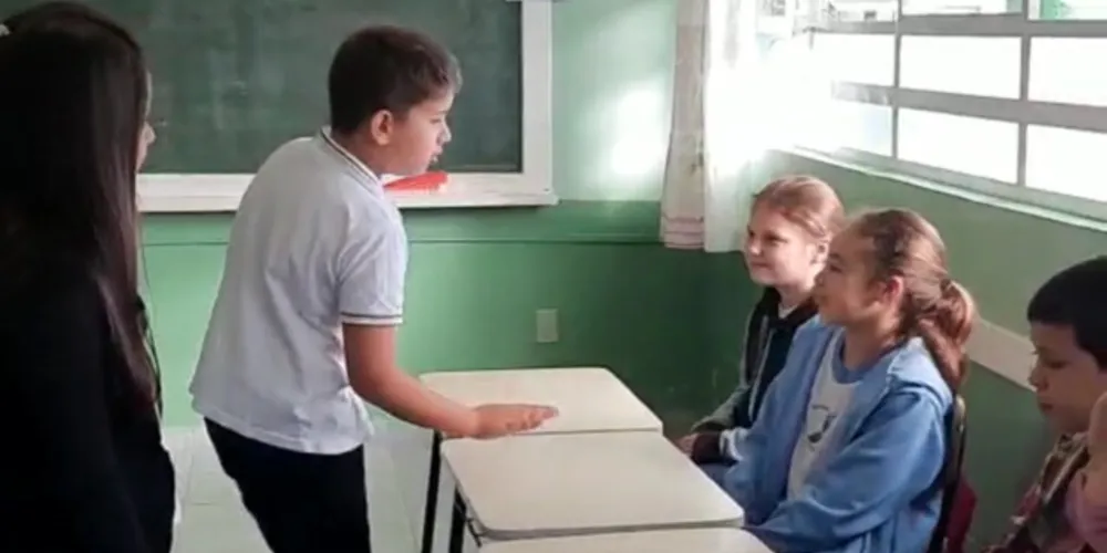 Advogados de defesa e acusação, júri, juiz e outros elementos compuseram o trabalho