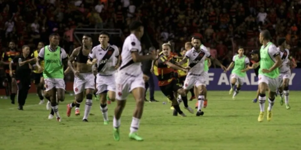 Após o empate do Vasco na Ilha do Retiro, torcedores invadiram o gramado
