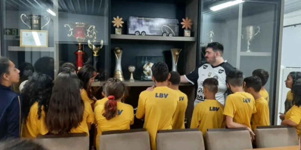 Visita das crianças é uma homenagem referente ao Dia Nacional dos Clubes Esportivos, celebrado no início do mês