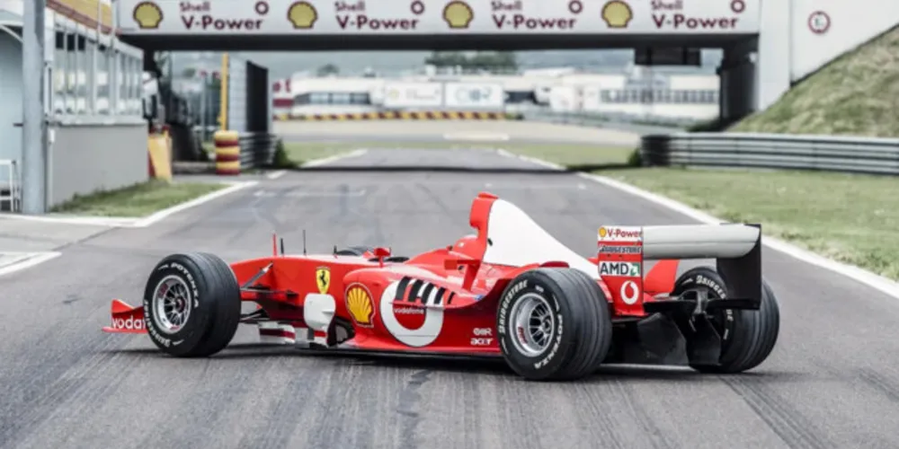 Trata-se de um exemplar da Ferrari F2003-GA, o carro em que o alemão conquistou o seu sexto mundial de pilotos na categoria no ano de 2003