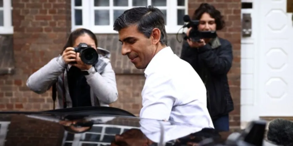 Confirmação ocorre após desistência da adversária Penny Mordaunt