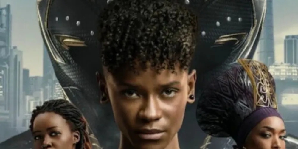 Uma forma de iluminar as limitações de 'Pantera Negra 2' é compará-lo com seu duplo mais imediato, que não é o concorrente 'Avatar 2' e sim 'A Mulher Rei'. Tanto o filme de Coogler quanto o épico de Gina Prince-Bythewood articulam os mesmos temas numa chave progressista, em busca de compensações para as tradições masculinas do militarismo que foram legadas ao matriarcado