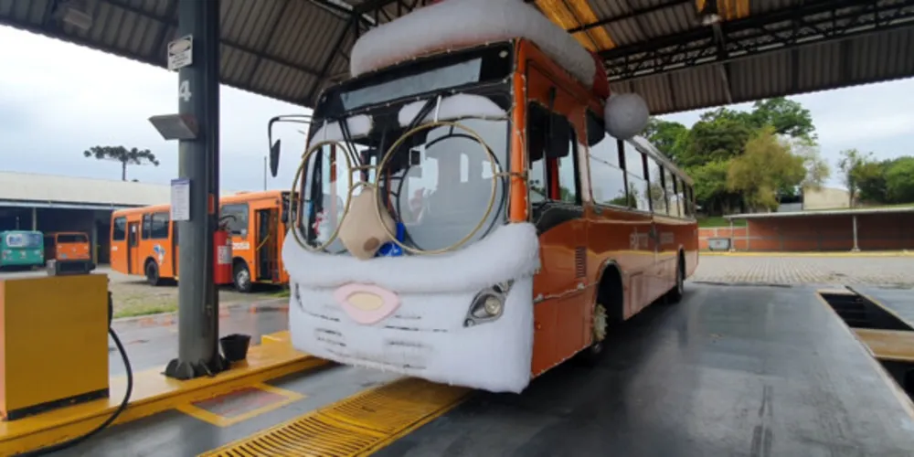 O transporte especial natalino percorre diariamente as ruas da cidade; confira o itinerário e os detalhes do transporte