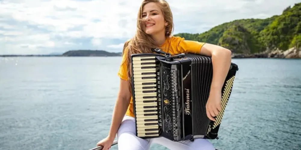 Show com a cantora e sanfoneira Bia Socek é a grande atração do 1º Agrofest de Carambeí