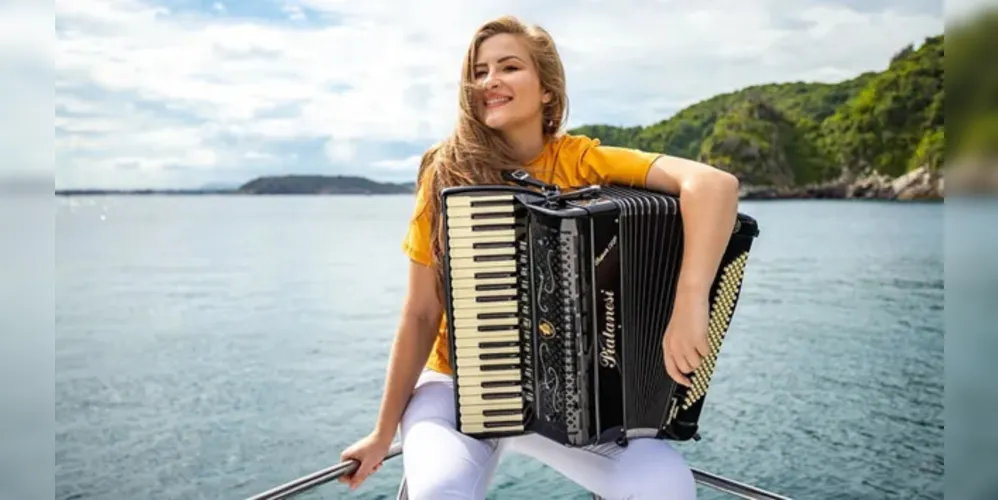 Show com a cantora e sanfoneira Bia Socek é a grande atração do 1º Agrofest de Carambeí