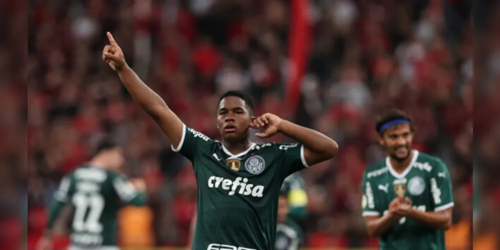 O jogador Endrick, do Palmeiras, comemora seu gol contra a equipe do Furacão
