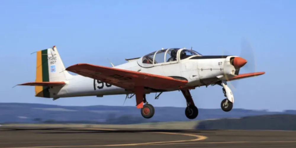 Aeronave T-25 Universal sobrevoava o litoral catarinense