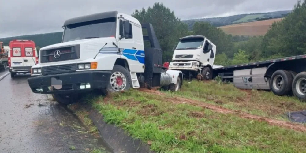 Motorista foi ejetado para fora do caminhão e morreu atropelado pela carreta que estava guinchada