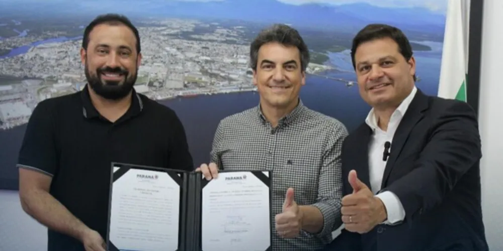 No momento da assinatura, o prefeito Henrique Carneiro estava acompanhado pelo deputado federal Sandro Alex (PSD) e pelo secretário estadual de Infraestrutura e Logística, Fernando Furiatti