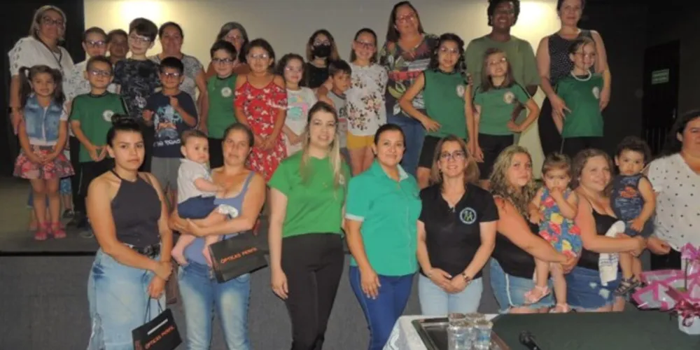 Presente na entrega, a prefeita Alcione Lemos (União) acolheu todos os alunos