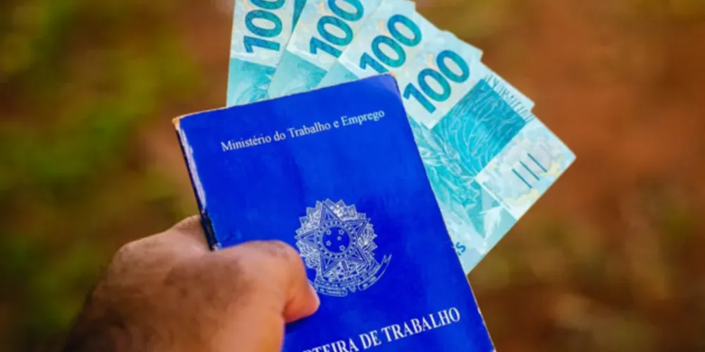 Confira quem tem direito e como funciona o cálculo do pagamento no Brasil; primeira parcela deve ser paga até dia 30