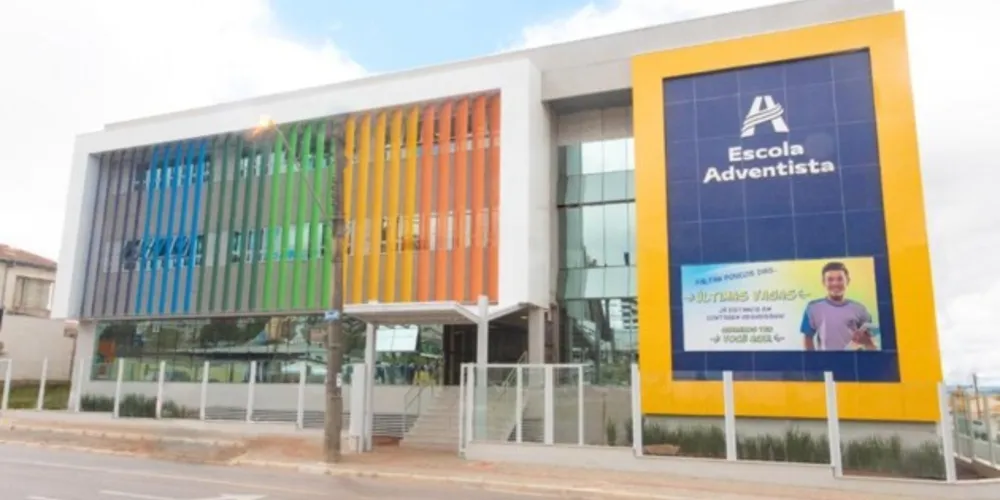 Escola tem quatro pavimentos e fica próxima à Biblioteca Municipal e ao Conservatório