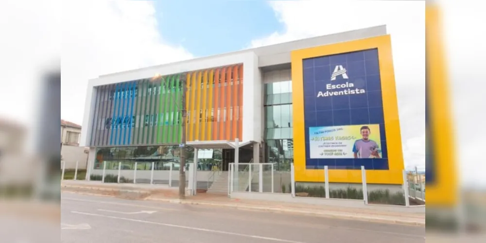 Escola tem quatro pavimentos e fica próxima à Biblioteca Municipal e ao Conservatório