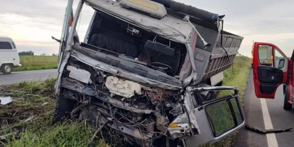 Frente de um dos caminhões ficou bastante danificada após o acidente
