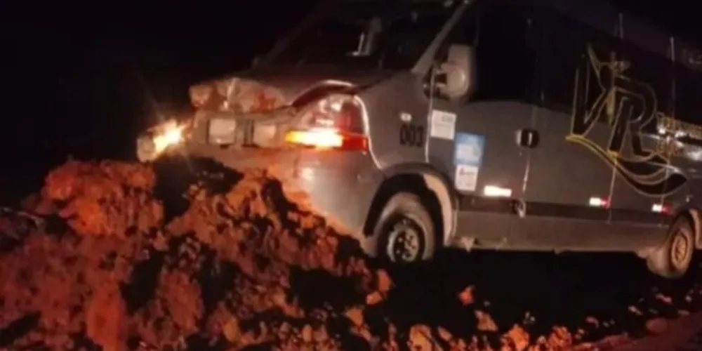 Van acabou colidindo contra barreira de terra, já que local não estaria sinalizado
