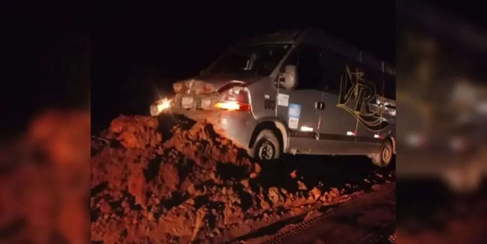 Van acabou colidindo contra barreira de terra, já que local não estaria sinalizado