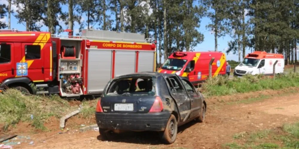 Carro acabou quebrando a cerca de uma propriedade rural da região