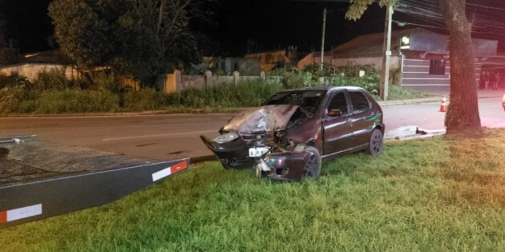 Veículo ficou bastante danificado após a colisão. Motorista foi encaminhado à UPA Santana