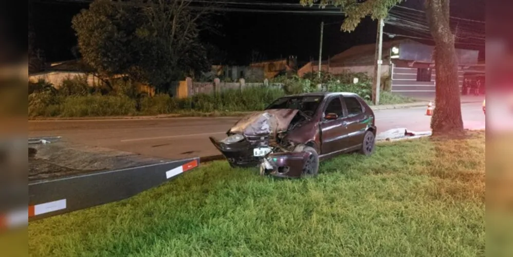 Veículo ficou bastante danificado após a colisão. Motorista foi encaminhado à UPA Santana