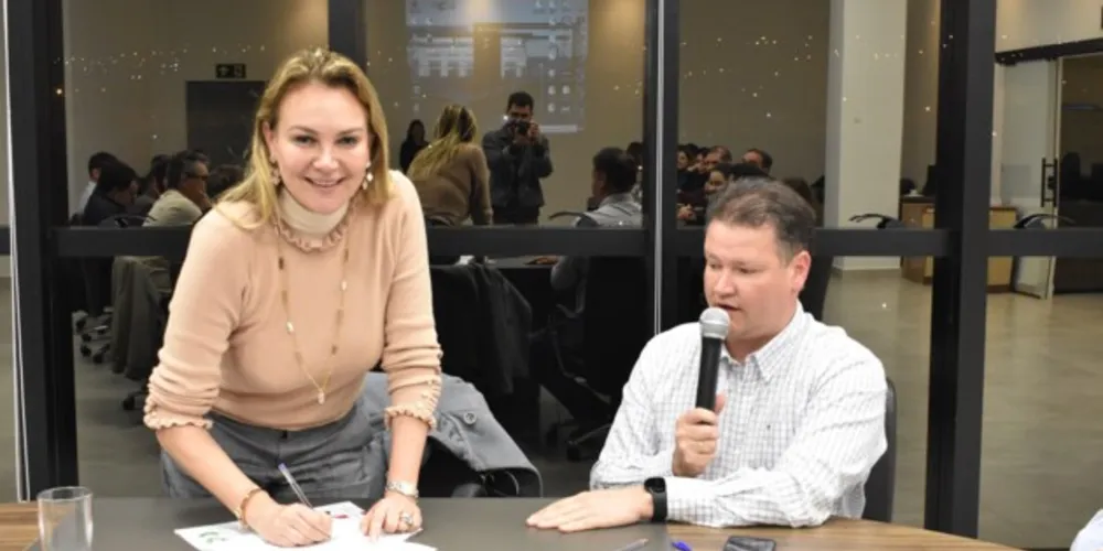 Presidente da Acipg (à esquerda), durante a assinatura do 'Masterplan' de Ponta Grossa