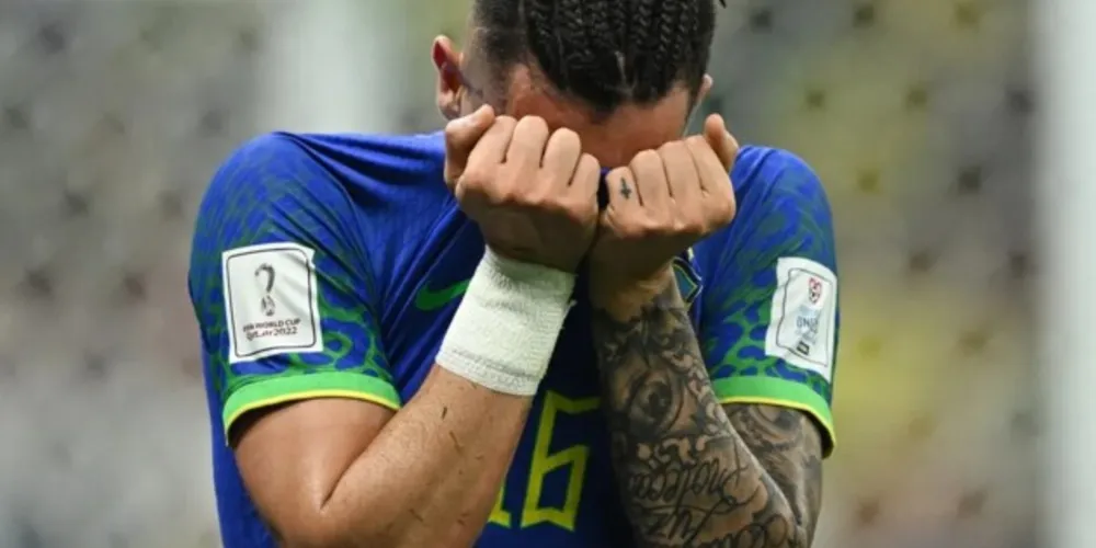 Alex Telles saiu chorando de campo na derrota do Brasil para o Camarões, na última sexta-feira