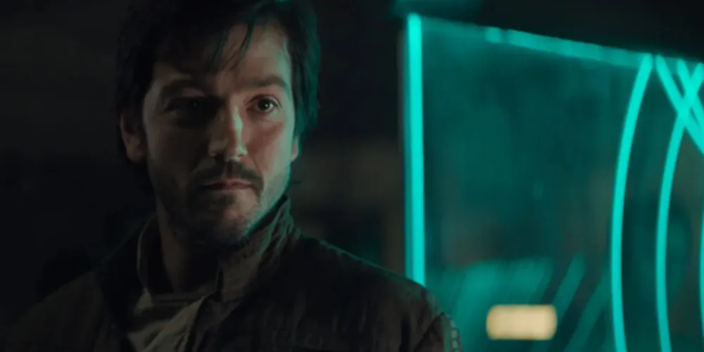 A trama é centrada em Cassian Andor (Diego Luna), piloto e agente de inteligência da Aliança Rebelde, que luta contra o poder opressivo do Império