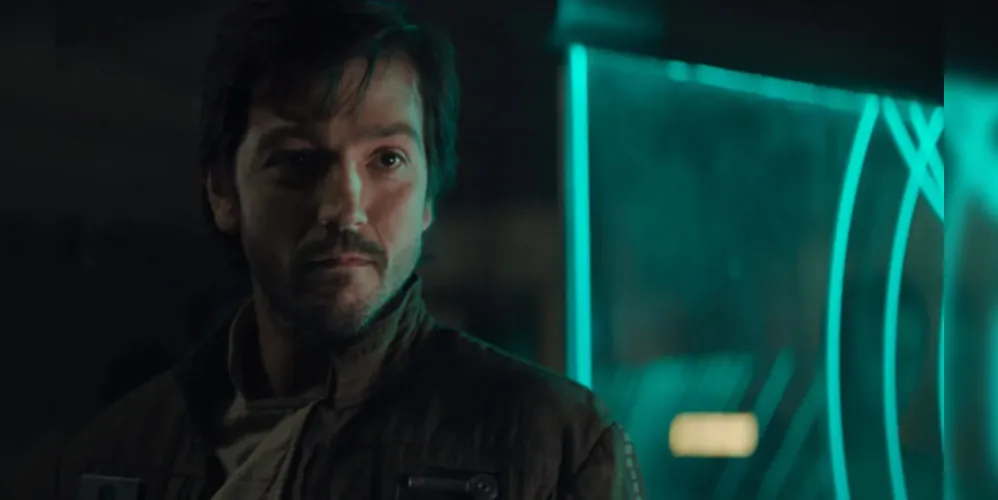 A trama é centrada em Cassian Andor (Diego Luna), piloto e agente de inteligência da Aliança Rebelde, que luta contra o poder opressivo do Império