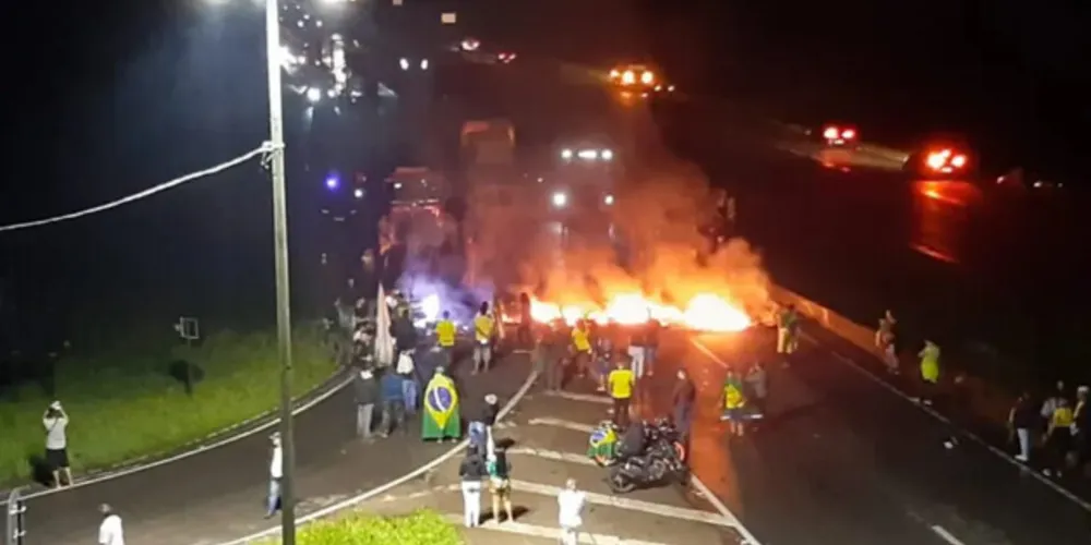 Um dos protestos foi no Contorno Leste, na BR-116, em Curitiba