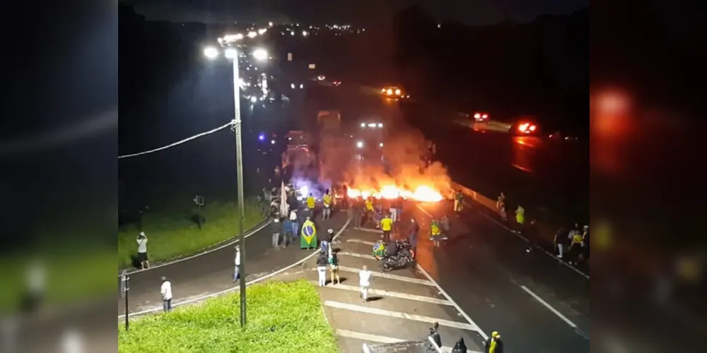 Um dos protestos foi no Contorno Leste, na BR-116, em Curitiba