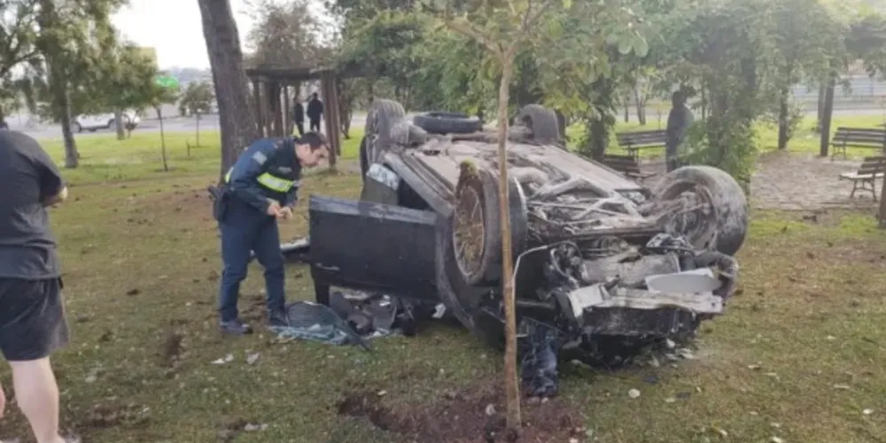 Audi capotou e ficou completamente destruído