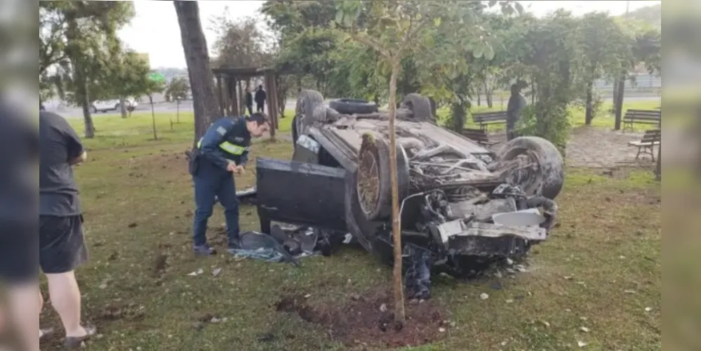 Audi capotou e ficou completamente destruído