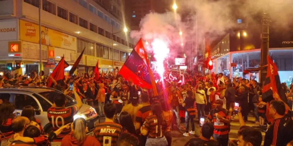 Muitos torcedores ocupam as ruas de Ponta Grossa no início da noite deste sábado (29)