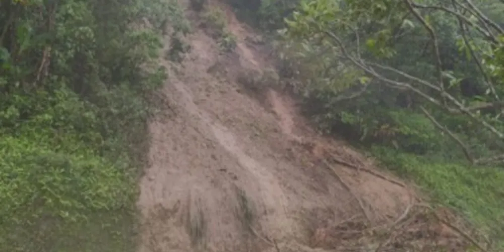 Um dos bloqueios é no km 40, na BR 277 em Morretes
