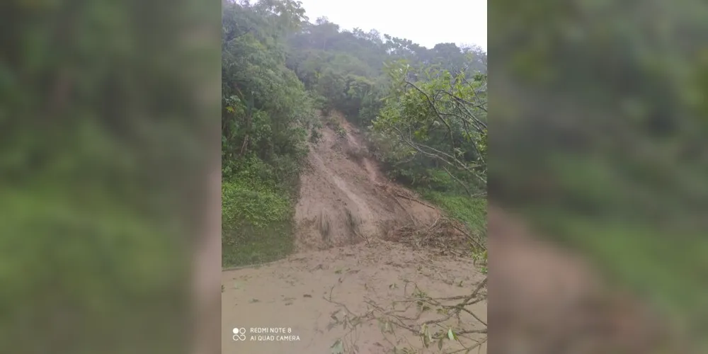 Um dos bloqueios é no km 40, na BR 277 em Morretes