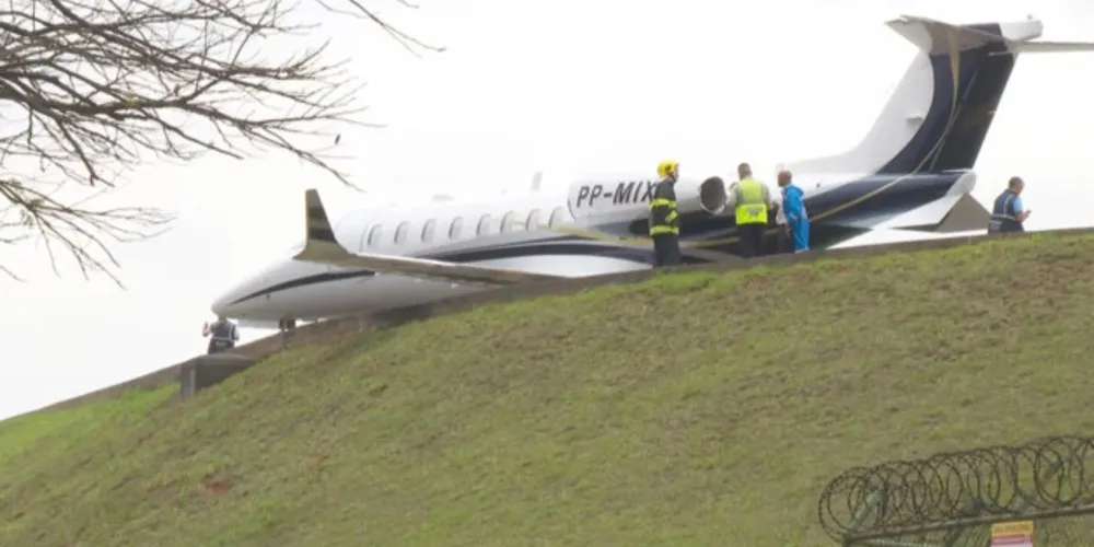 Avião (foto) quase despencou para fora da pista do aeroporto