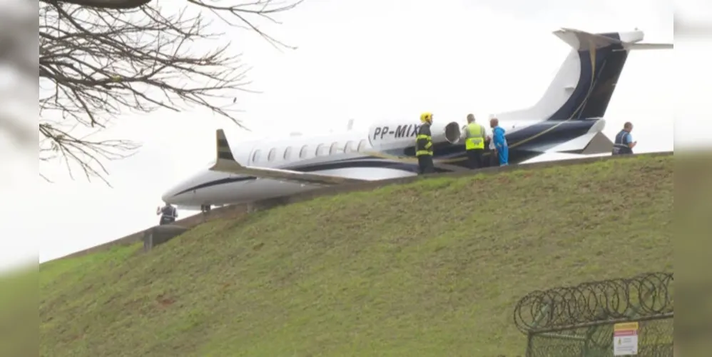 Avião (foto) quase despencou para fora da pista do aeroporto