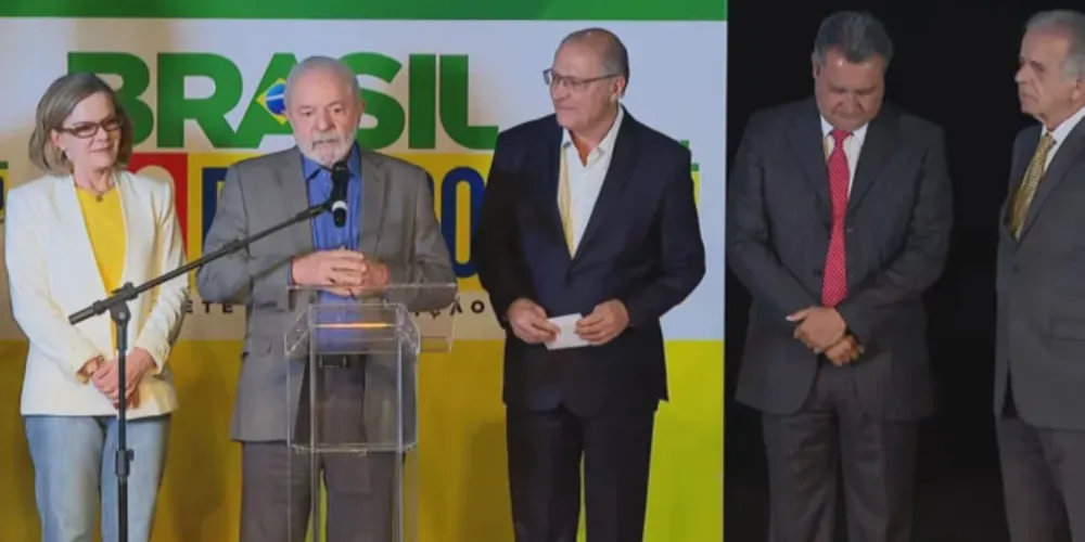 Em pronunciamento na sede da transição, em Brasília, o presidente eleito petista confirmou cinco ministérios: Fernando Haddad, na Fazenda, Rui Costa, na Casa Civil, José Múcio, na Defesa, Flávio Dino, na Justiça e Mauro Vieira, no Itamaraty