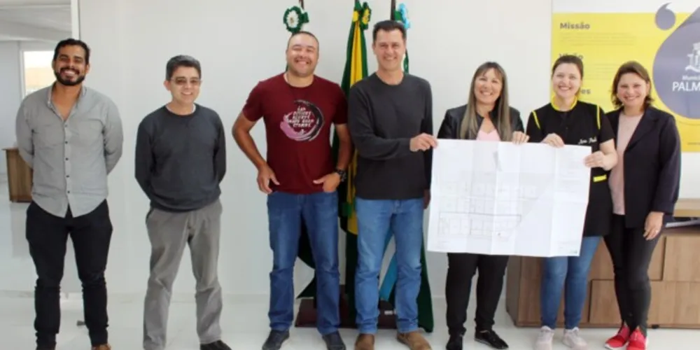 Prefeito Sergio Belich e equipe receberam o projeto referente à obra nesta semana