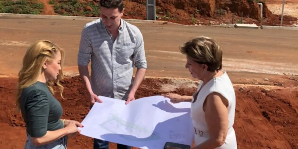 Prefeita de Ponta Grossa, Elizabeth Schmidt, e outras lideranças da cidade