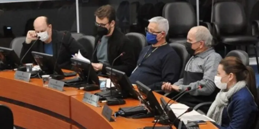 Os vereadores Celso Cieslak, Geraldo Stocco, Léo Farmacêutico, Jairton da Farmácia e Joce Canto, integrantes da CPI da Saúde.