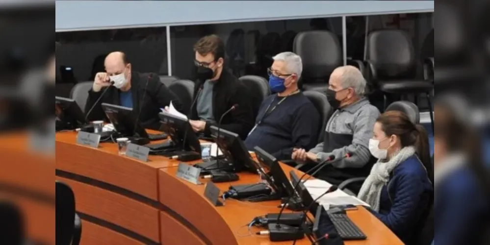 Os vereadores Celso Cieslak, Geraldo Stocco, Léo Farmacêutico, Jairton da Farmácia e Joce Canto, integrantes da CPI da Saúde.