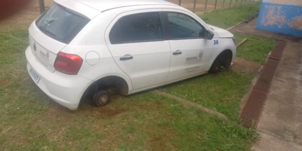 Veículo, com placas BEX-0C89, estava sem as rodas, bateria e estepe