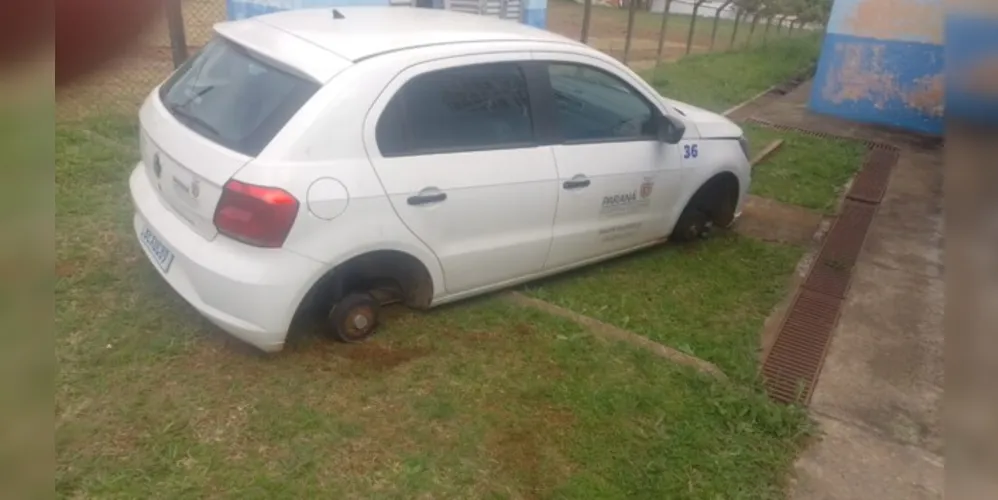 Veículo, com placas BEX-0C89, estava sem as rodas, bateria e estepe