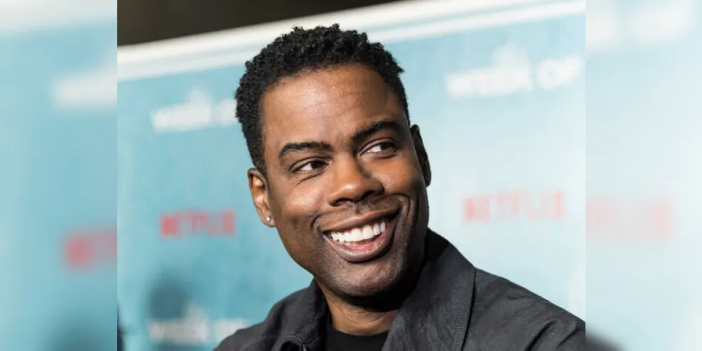 O comediante Chris Rock será o primeiro a estrear a função com uma performance ao vivo em um evento global em 2023.