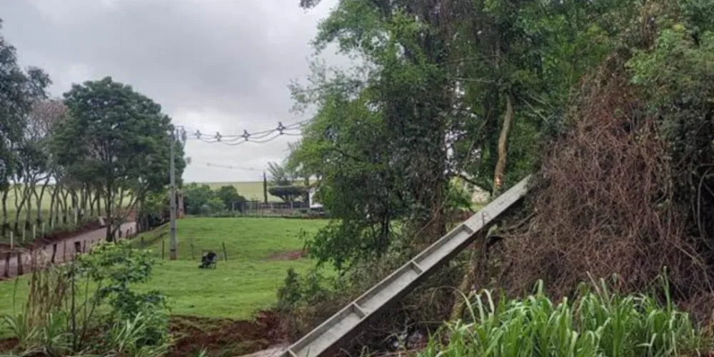 Fortes temporais atingiram as regiões Oeste e Sudoeste do Paraná. Várias equipes realizam atendimentos pelo Estado