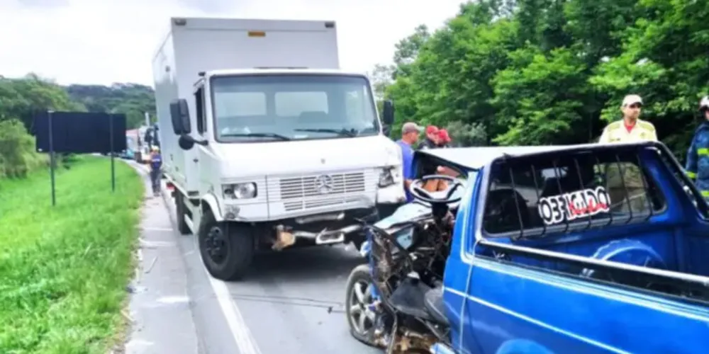 O carro invadiu a pista contrária e bateu de frente contra um caminhão